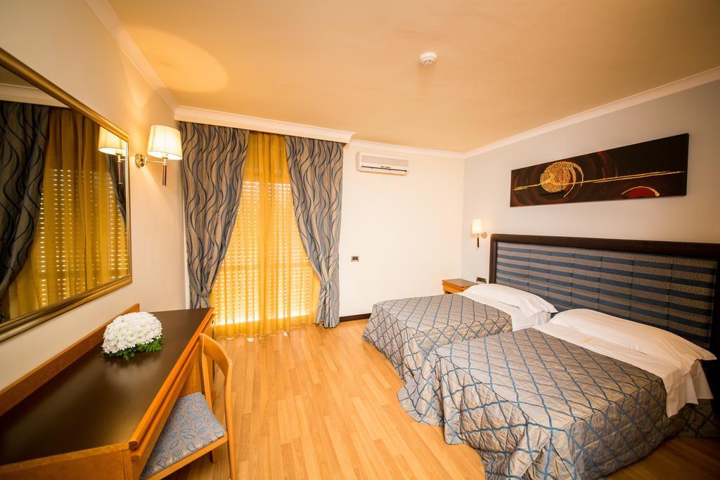 Hotel Ares Понтиния Номер фото