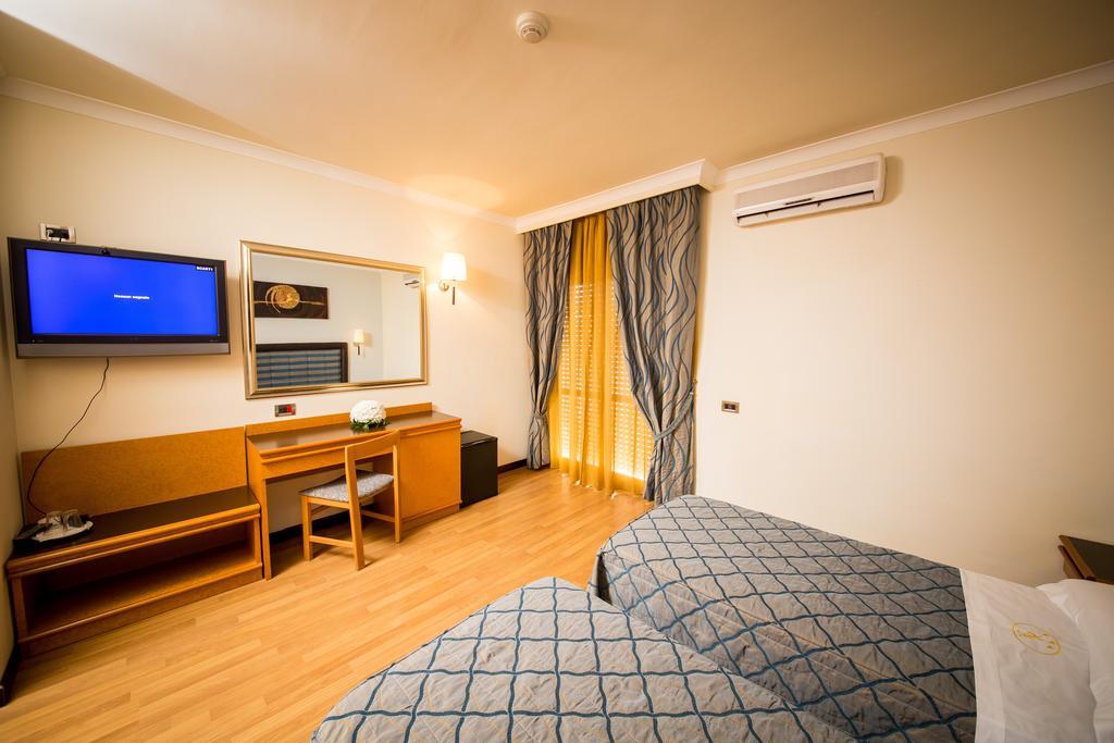 Hotel Ares Понтиния Экстерьер фото
